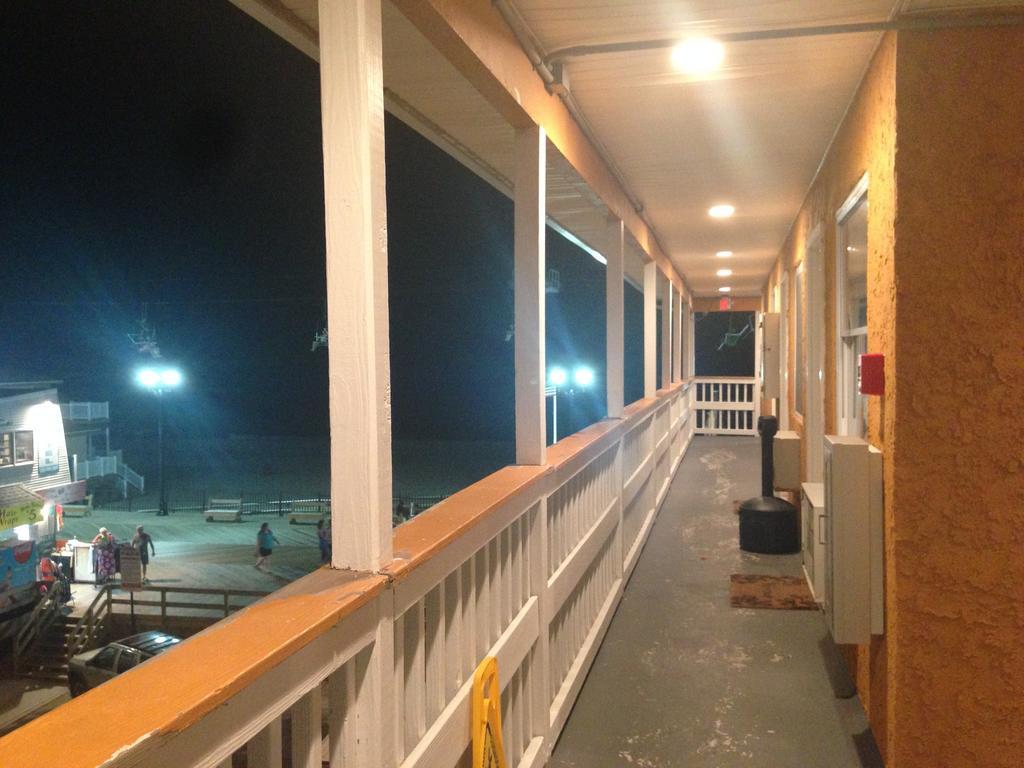 סי-סייד הייטס Boardwalk Hotel Charlee & Apartments Beach Hotel Oceanfront מראה חיצוני תמונה